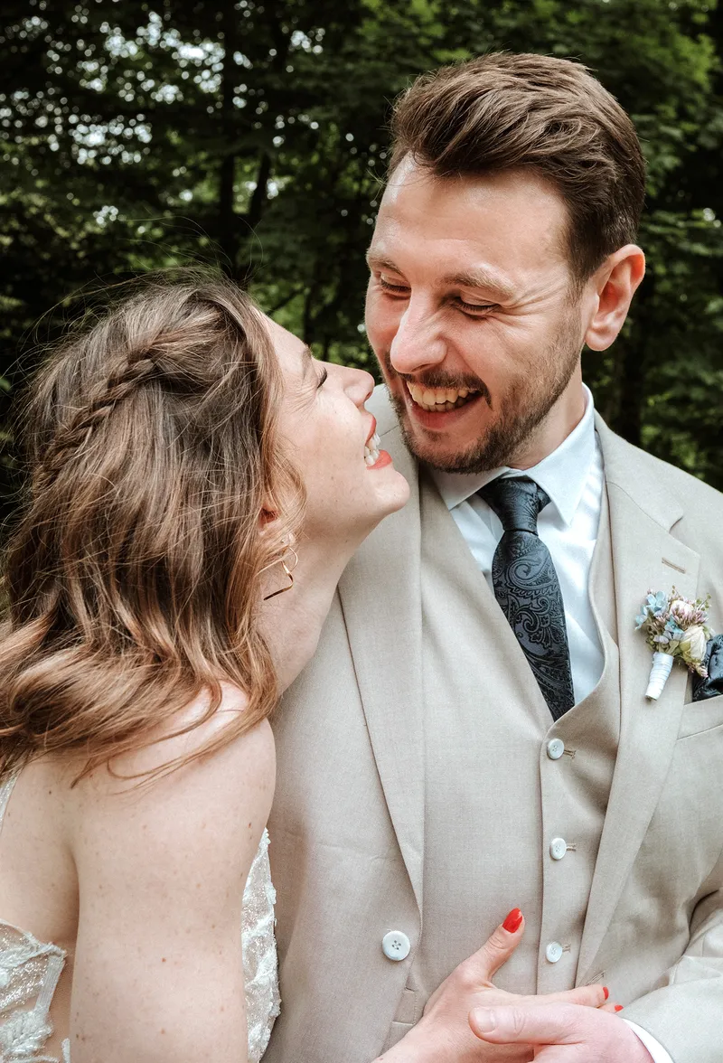 Brautpaar lacht, Hochzeitsfotograf Freiburg