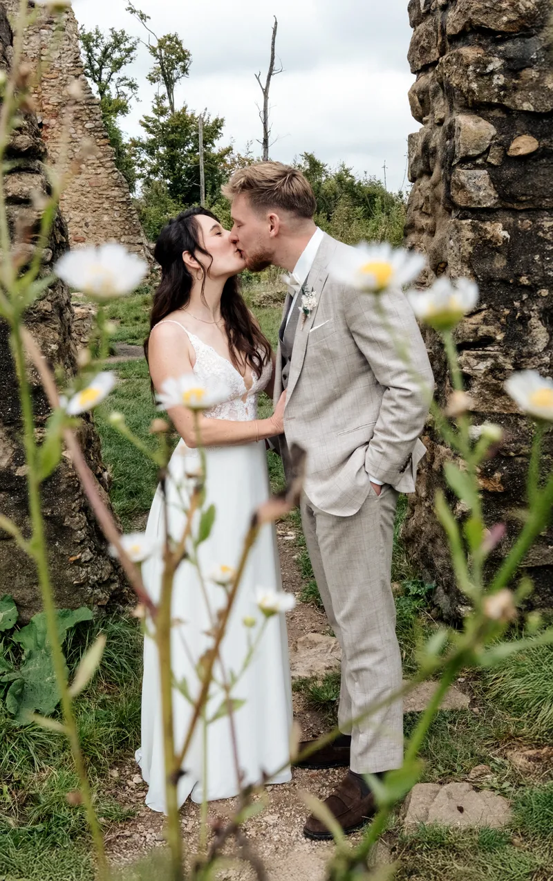 Kuss an der Burgruine, Hochzeit in Südbaden