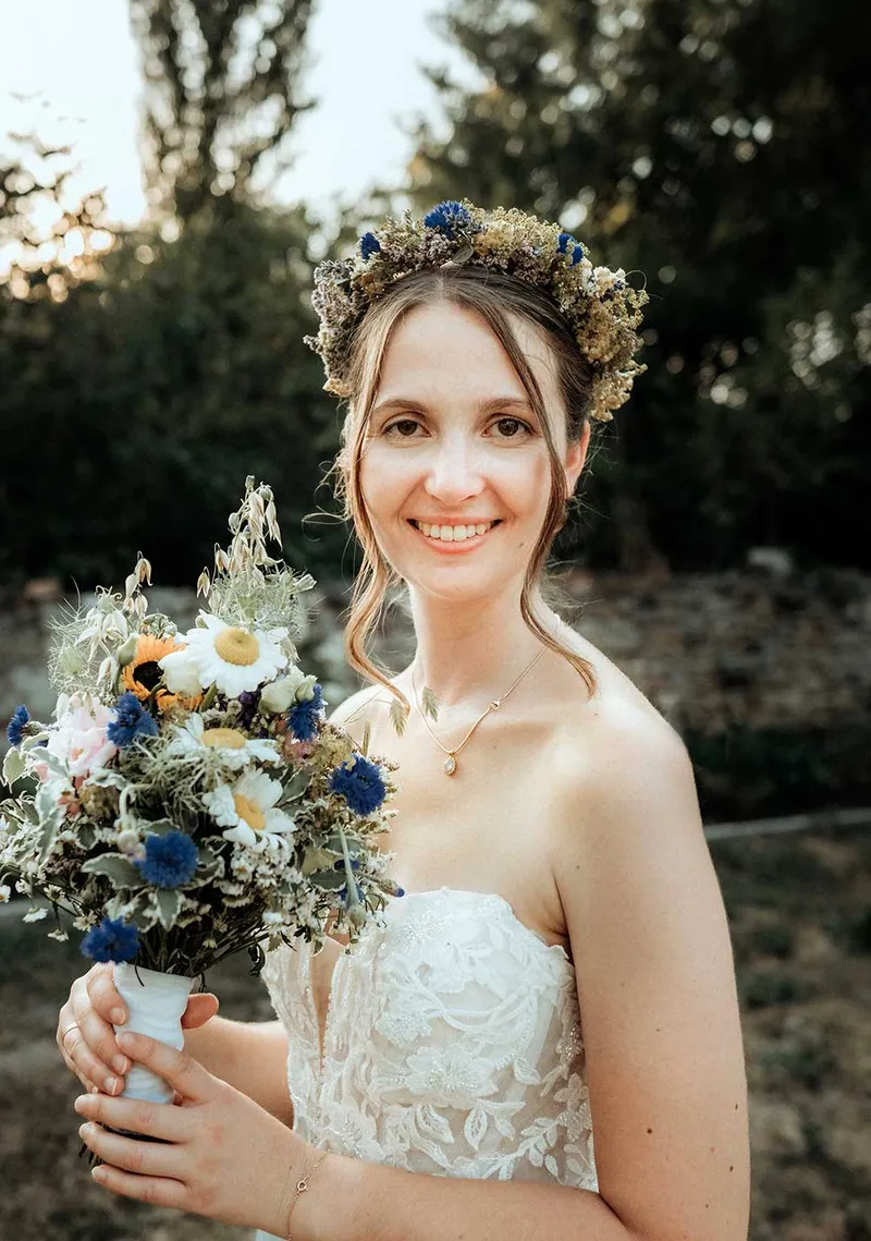 Braut mit Blumenkranz und Strauß