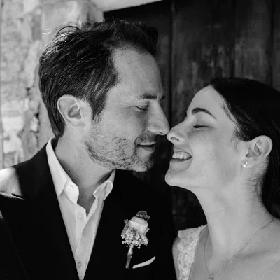 Brautpaar schaut sich an und lächelt. Hochzeit in Staufen.