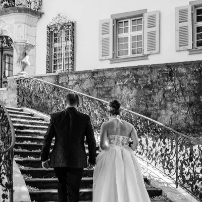 Brautpaar läuft die Treppe hoch. Hochzeit auf Schloss Bürgeln.